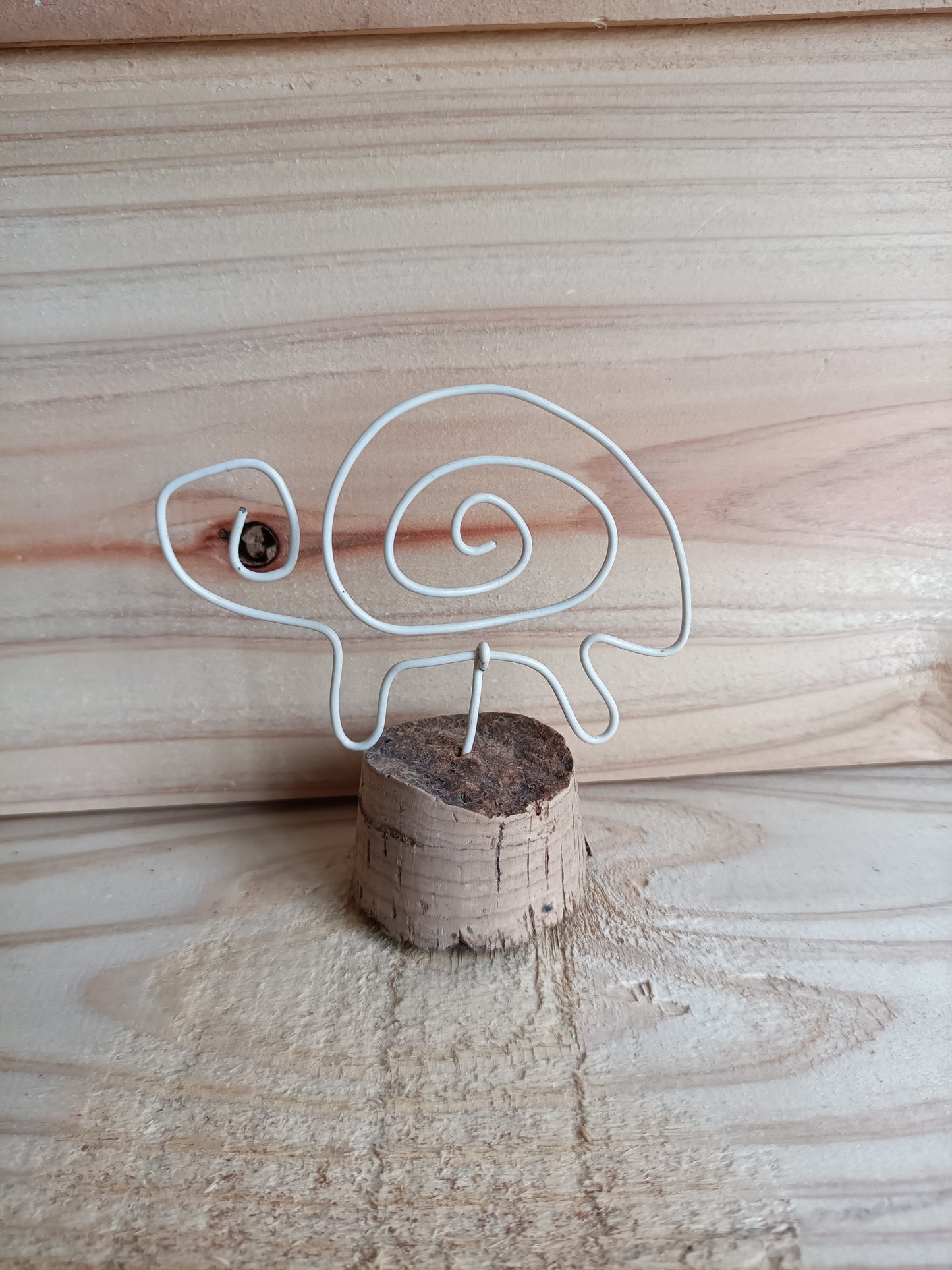 Figuras em Arame com Base de Rolha – Arte Minimalista e Sustentável (Unidade)