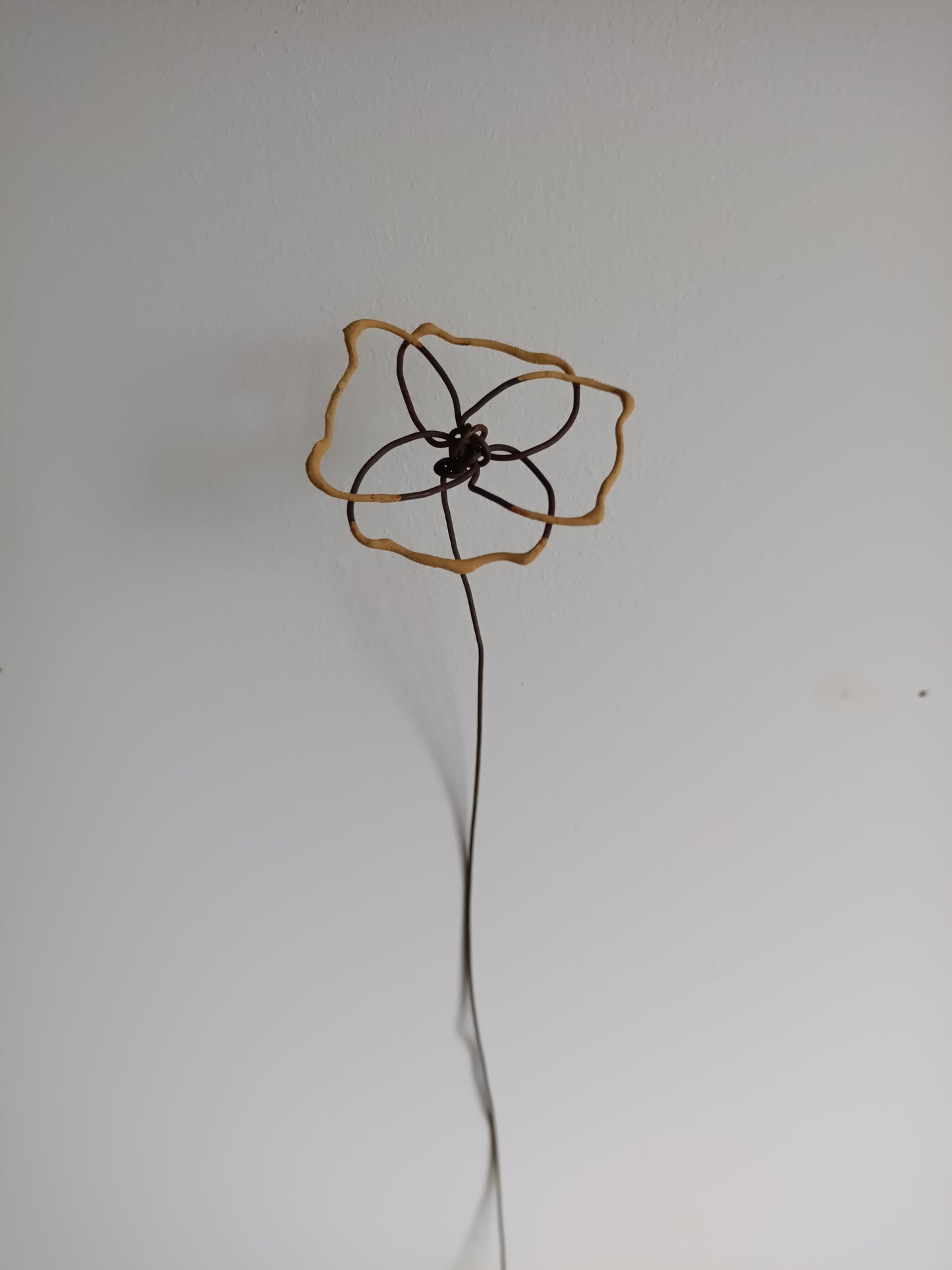 Flor Artesanal em Arame Reciclado – Pintada com Geotintas Naturais (Unidade)