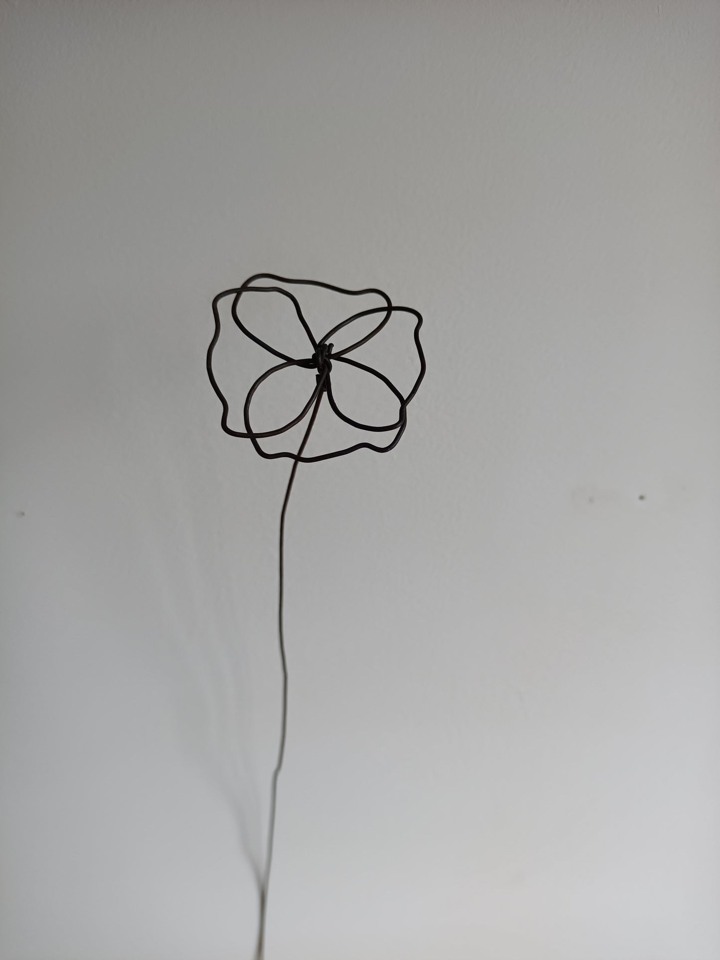 Flor Artesanal em Arame Reciclado – Pintada com Geotintas Naturais (Unidade)