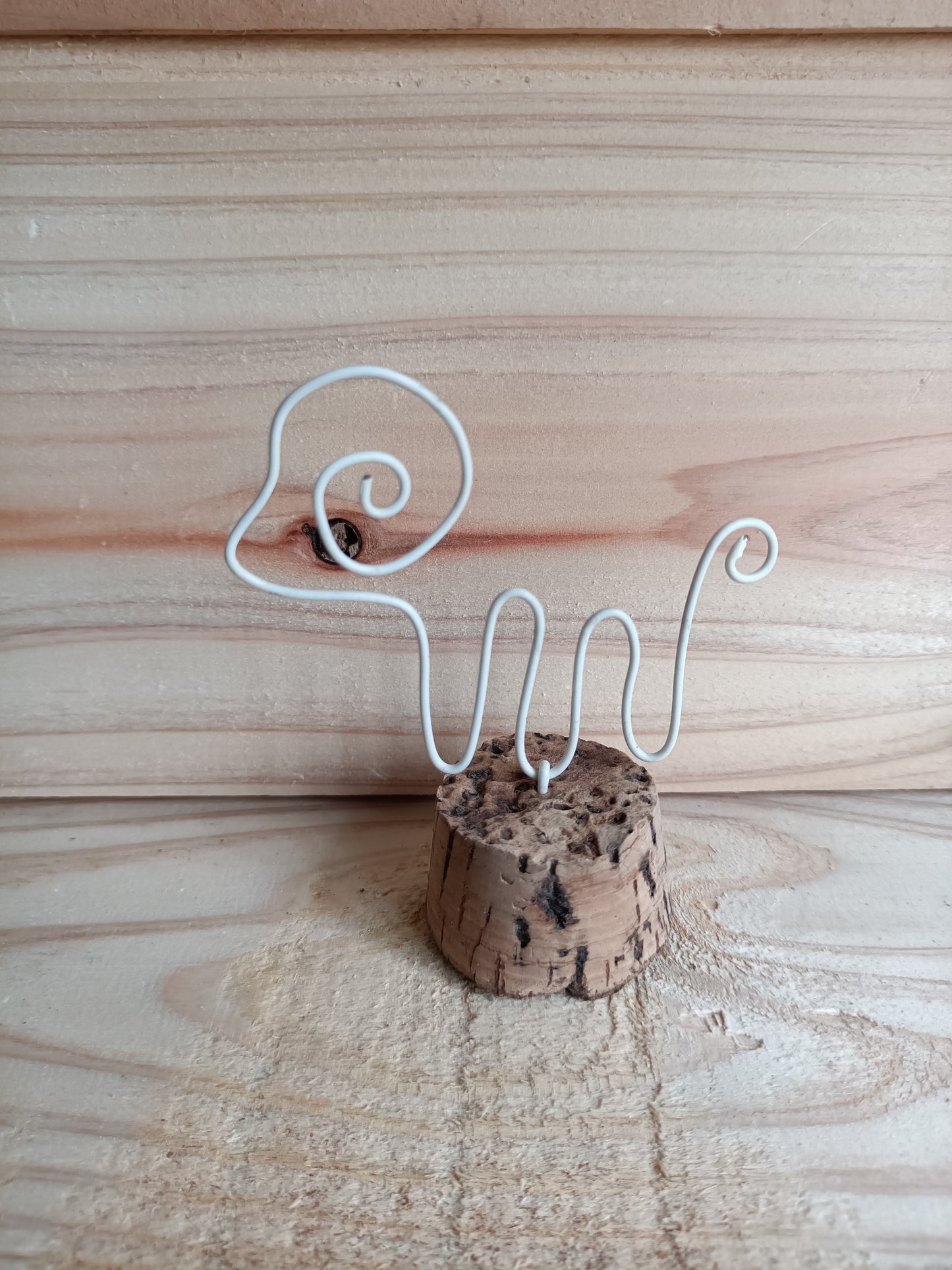 Figuras em Arame com Base de Rolha – Arte Minimalista e Sustentável (Unidade)