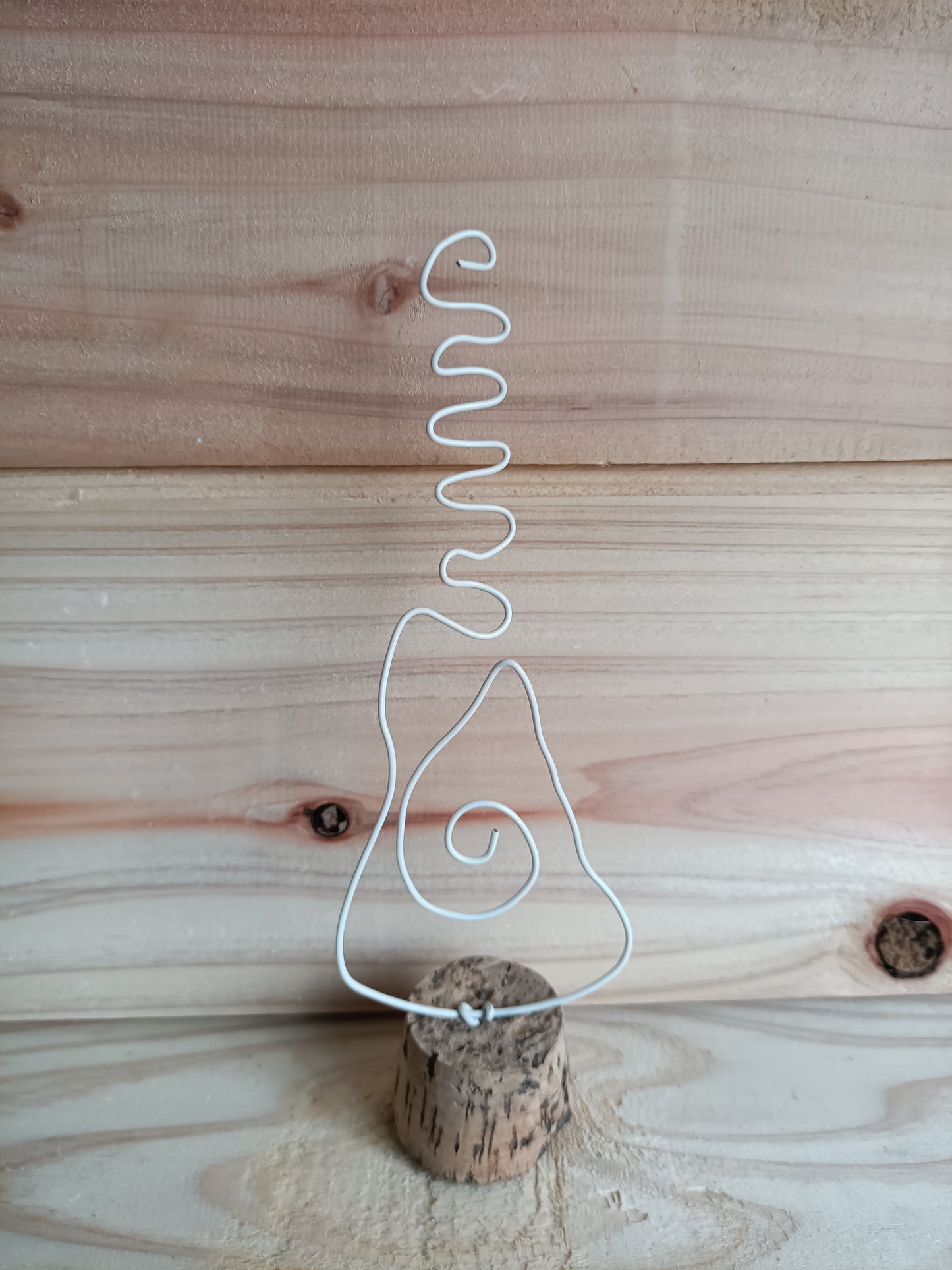 Figuras em Arame com Base de Rolha – Arte Minimalista e Sustentável (Unidade)