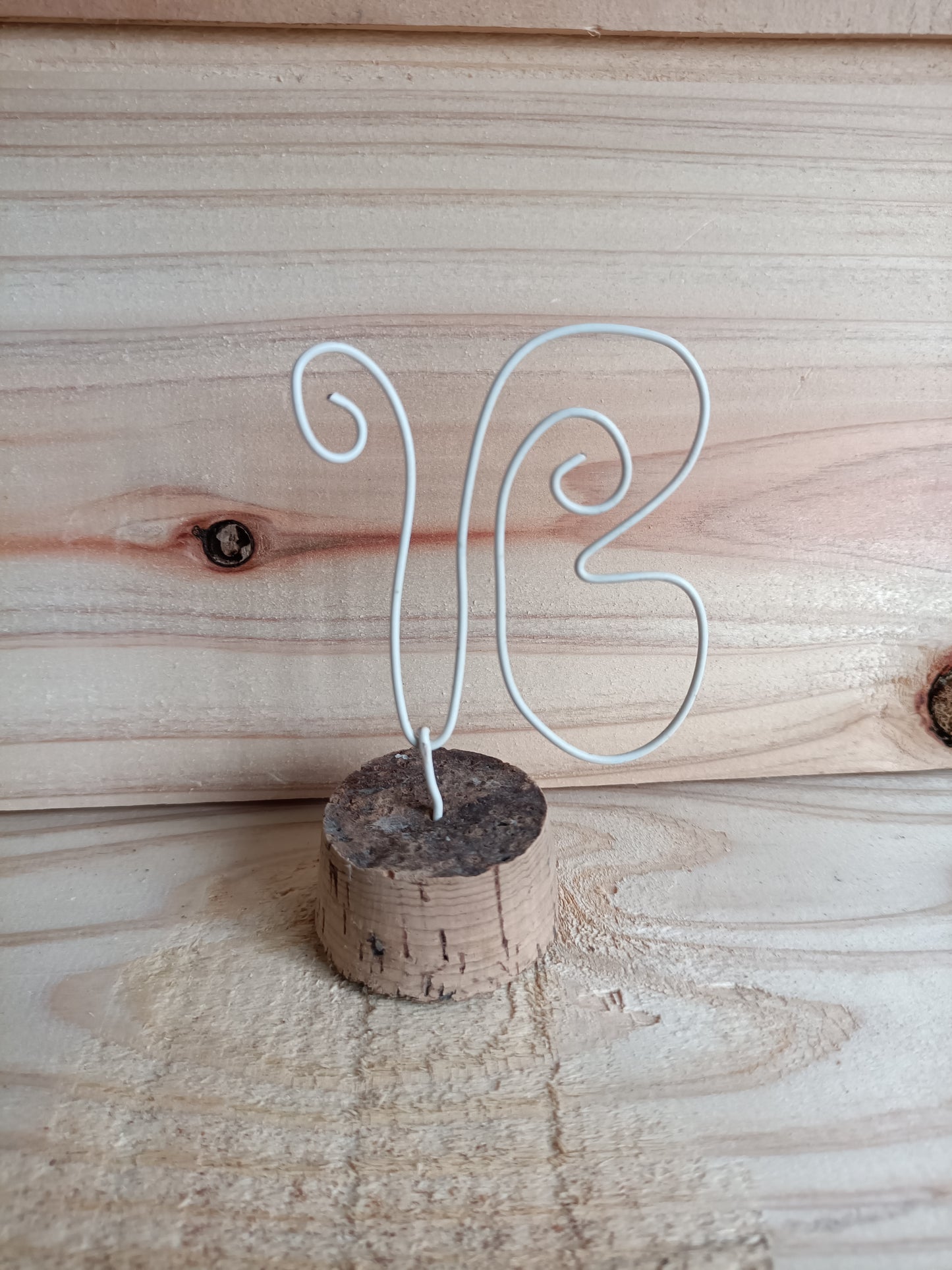 Figuras em Arame com Base de Rolha – Arte Minimalista e Sustentável (Unidade)