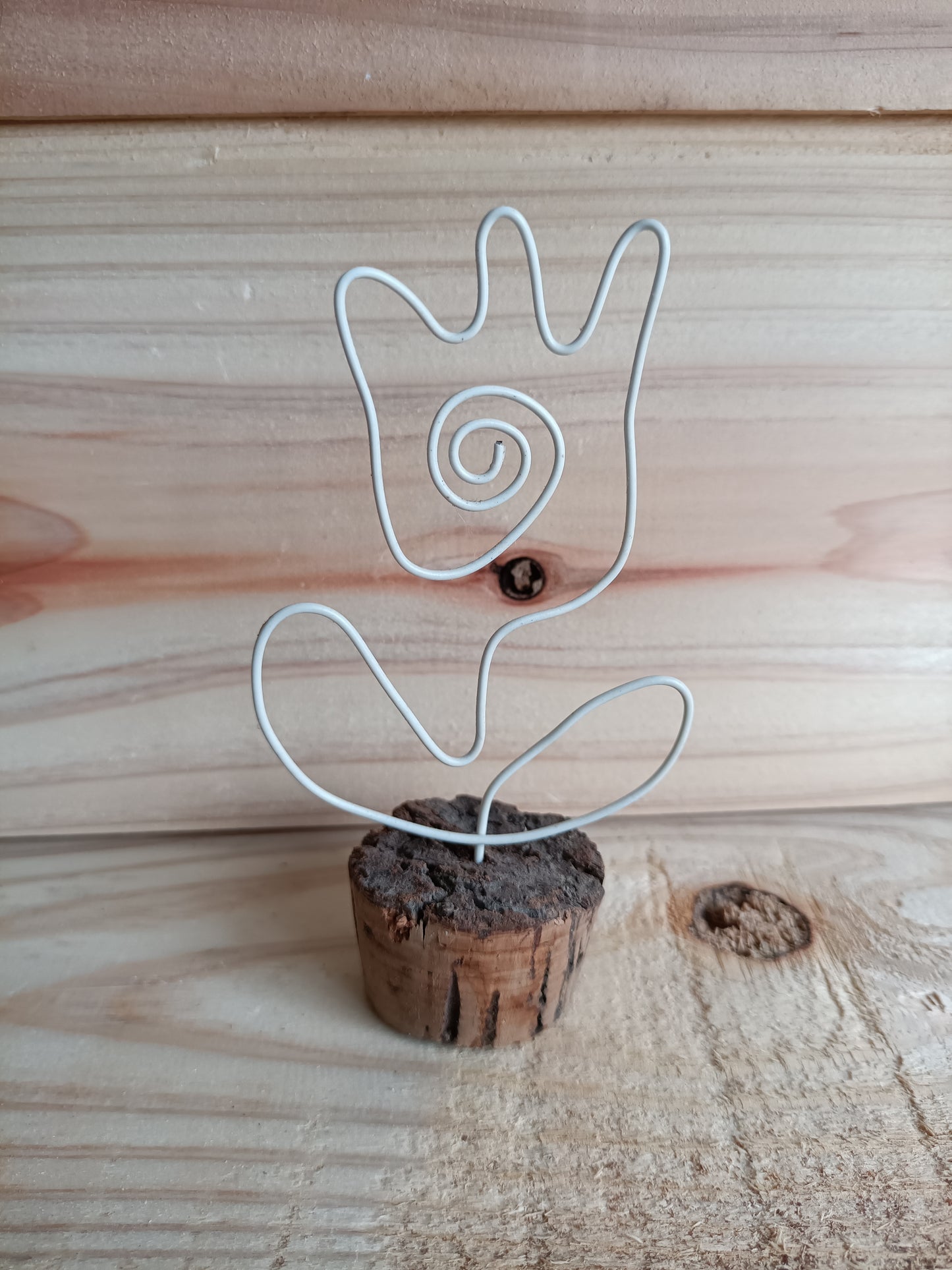 Figuras em Arame com Base de Rolha – Arte Minimalista e Sustentável (Unidade)