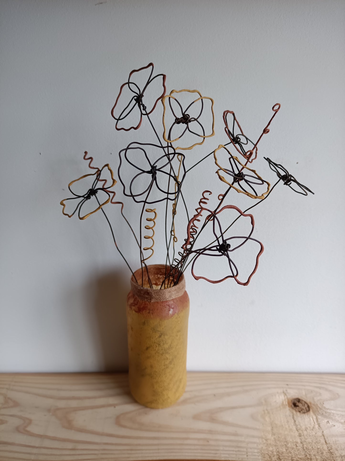 Flor Artesanal em Arame Reciclado – Pintada com Geotintas Naturais (Unidade)