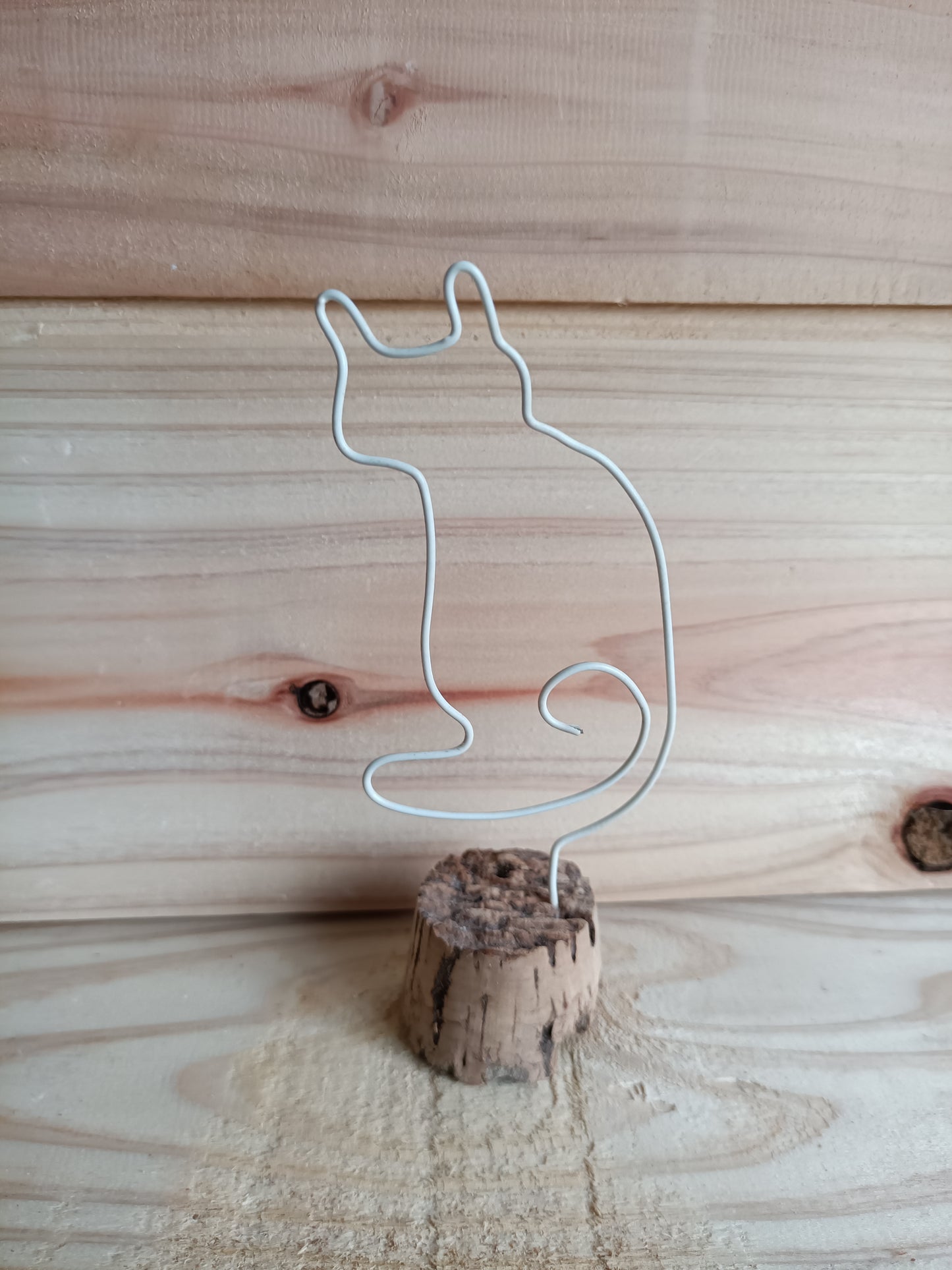 Figuras em Arame com Base de Rolha – Arte Minimalista e Sustentável (Unidade)
