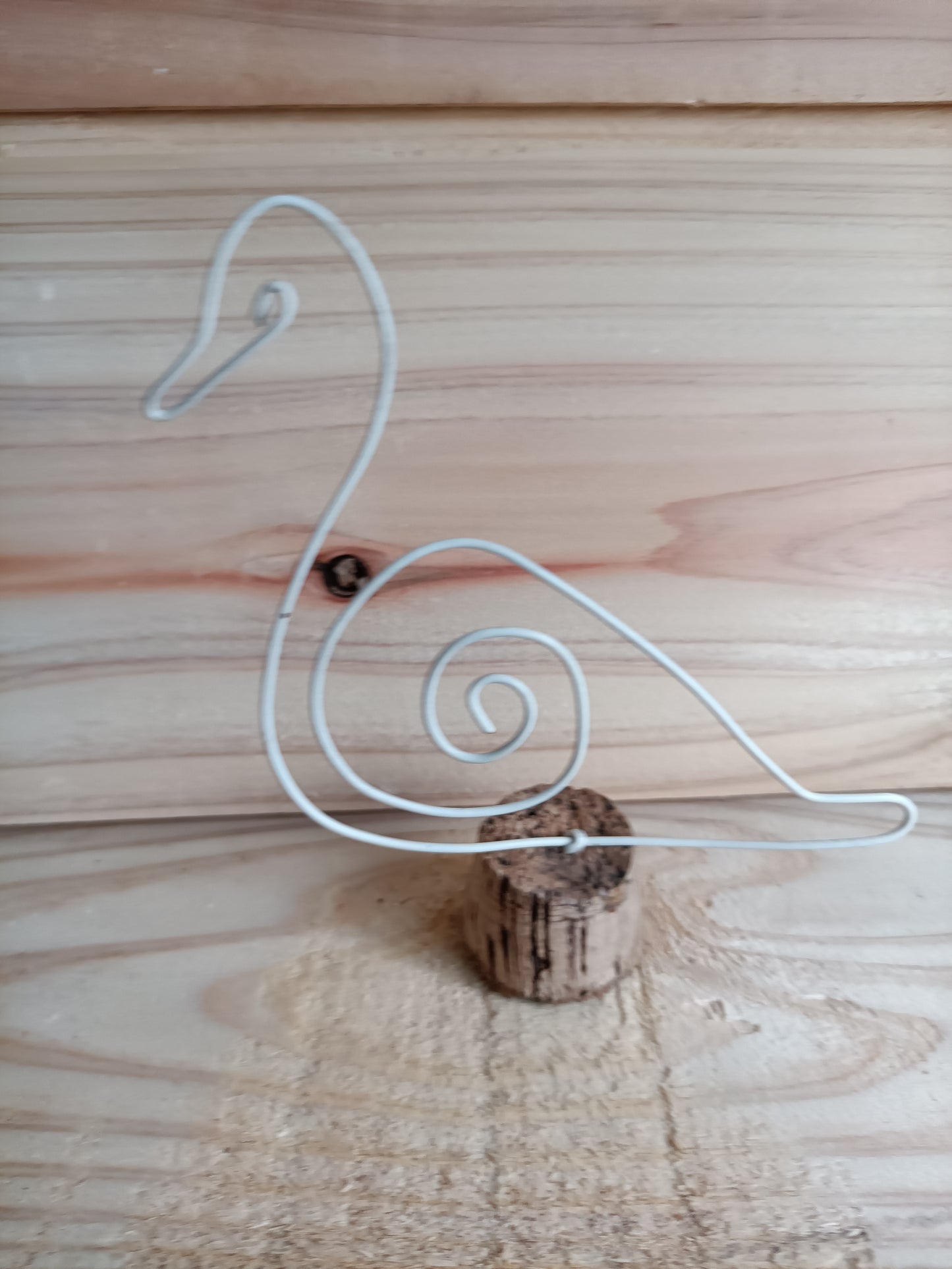 Figuras em Arame com Base de Rolha – Arte Minimalista e Sustentável (Unidade)