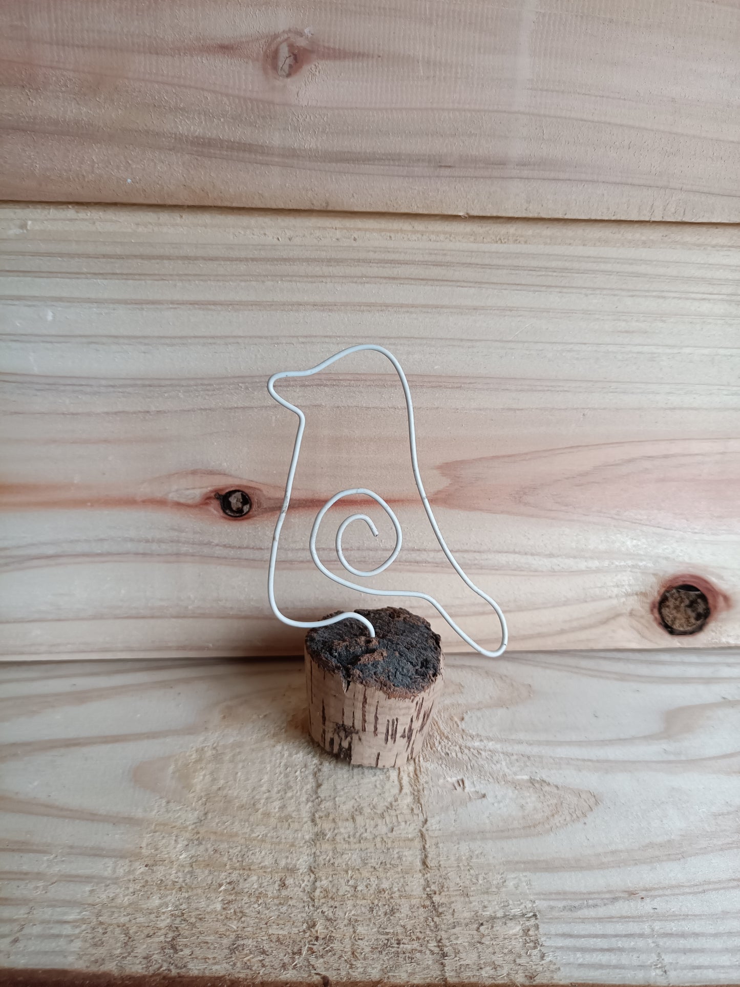 Figuras em Arame com Base de Rolha – Arte Minimalista e Sustentável (Unidade)