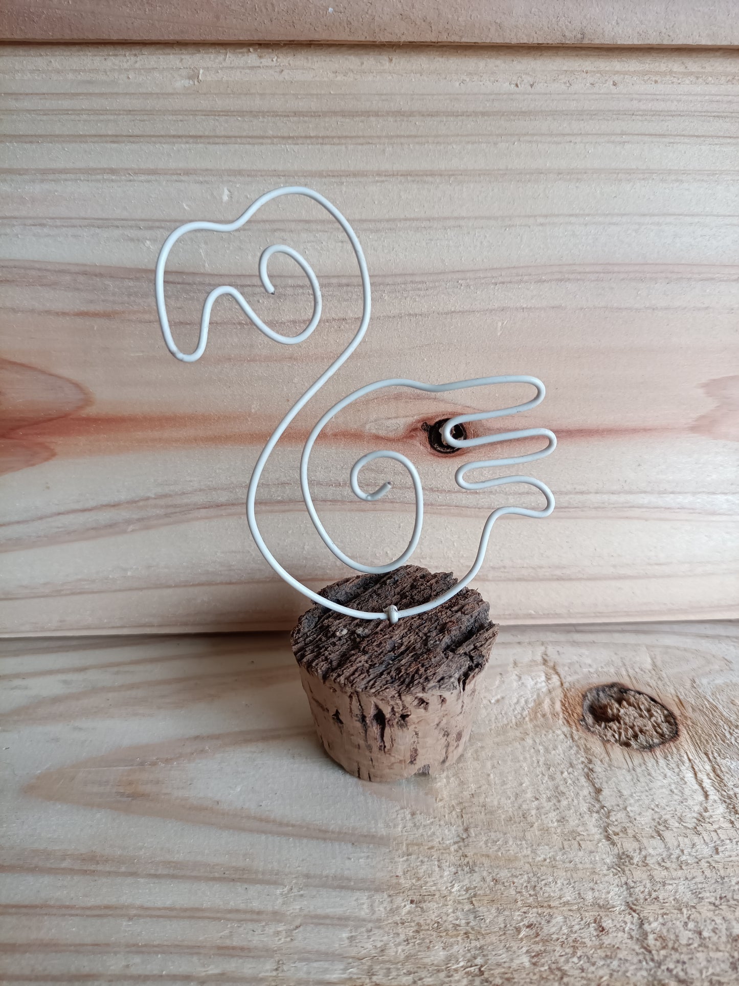 Figuras em Arame com Base de Rolha – Arte Minimalista e Sustentável (Unidade)
