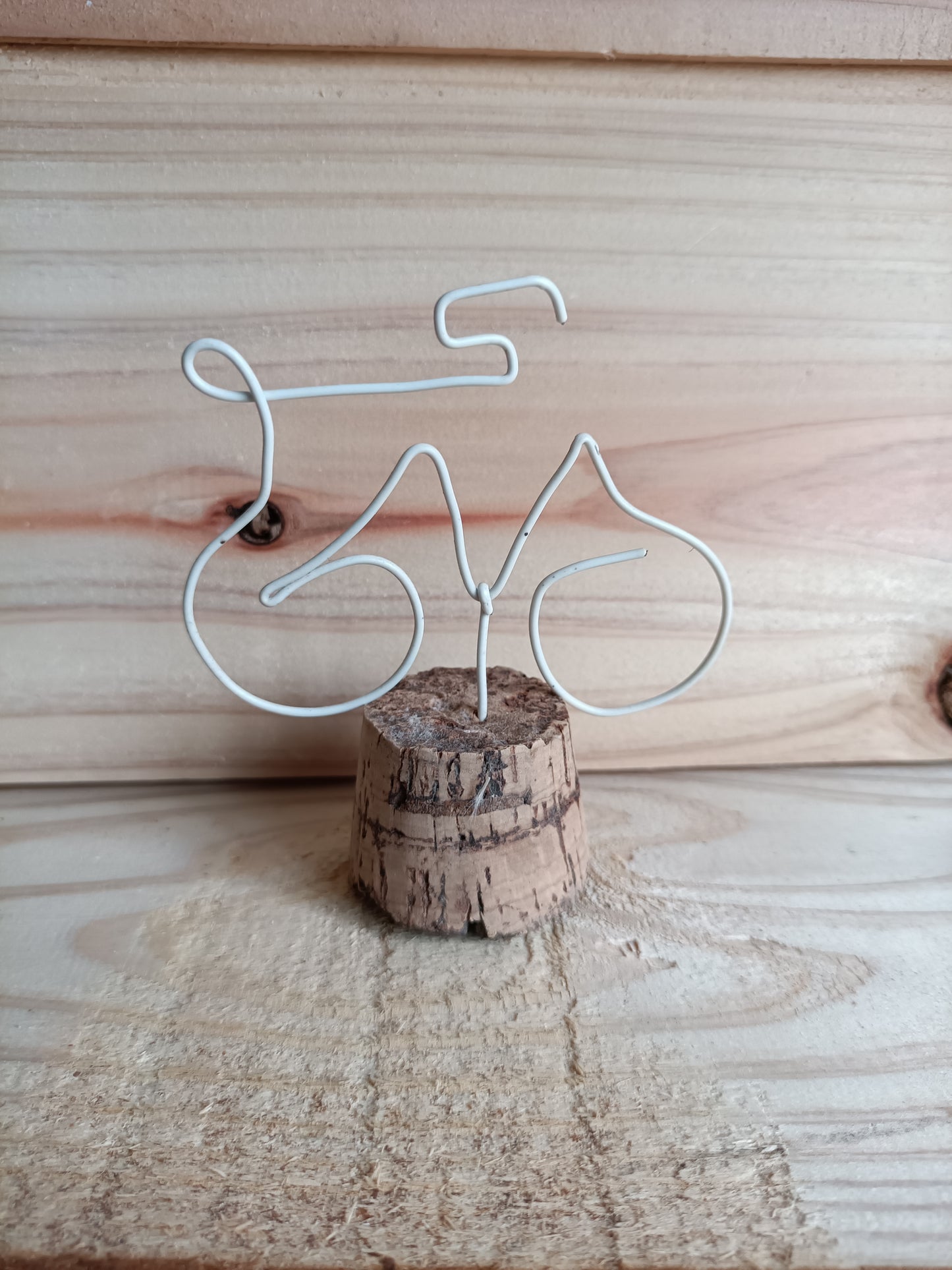 Figuras em Arame com Base de Rolha – Arte Minimalista e Sustentável (Unidade)